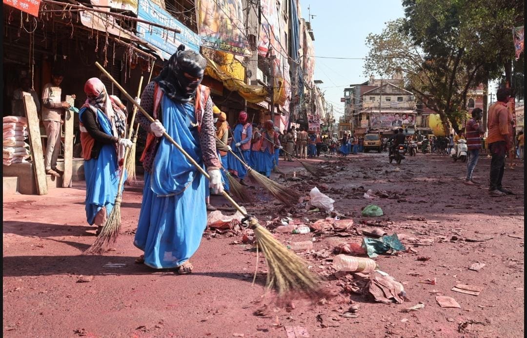 Indore News: Roads became sparkling within one and a half hours of the end of the fair, first the garbage was