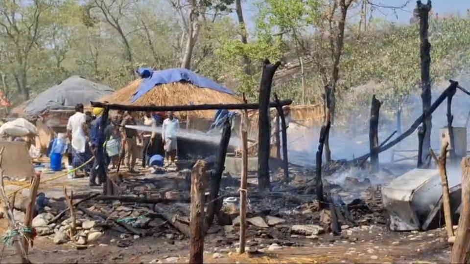 Haridwar News Fire broke out in huts In Bairagi Camp four burnt to ashes People panic