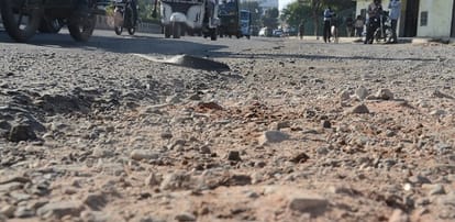 Amar Ujala investigation 1000 crores wasted in potholes lakhs of people forced to walk with jerks