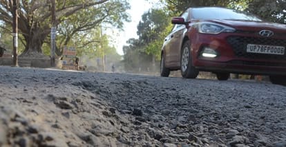Amar Ujala investigation 1000 crores wasted in potholes lakhs of people forced to walk with jerks
