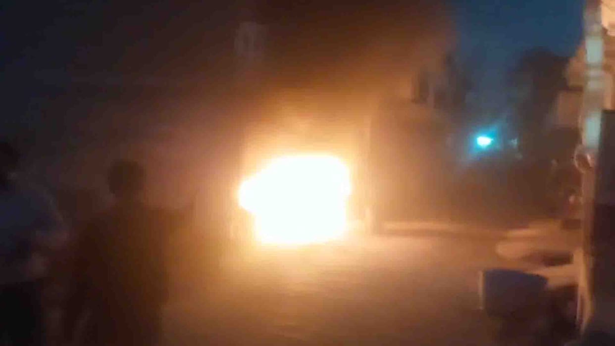 Van caught fire while filling gas, young man got burnt, police rescued five people trapped on the upper floor