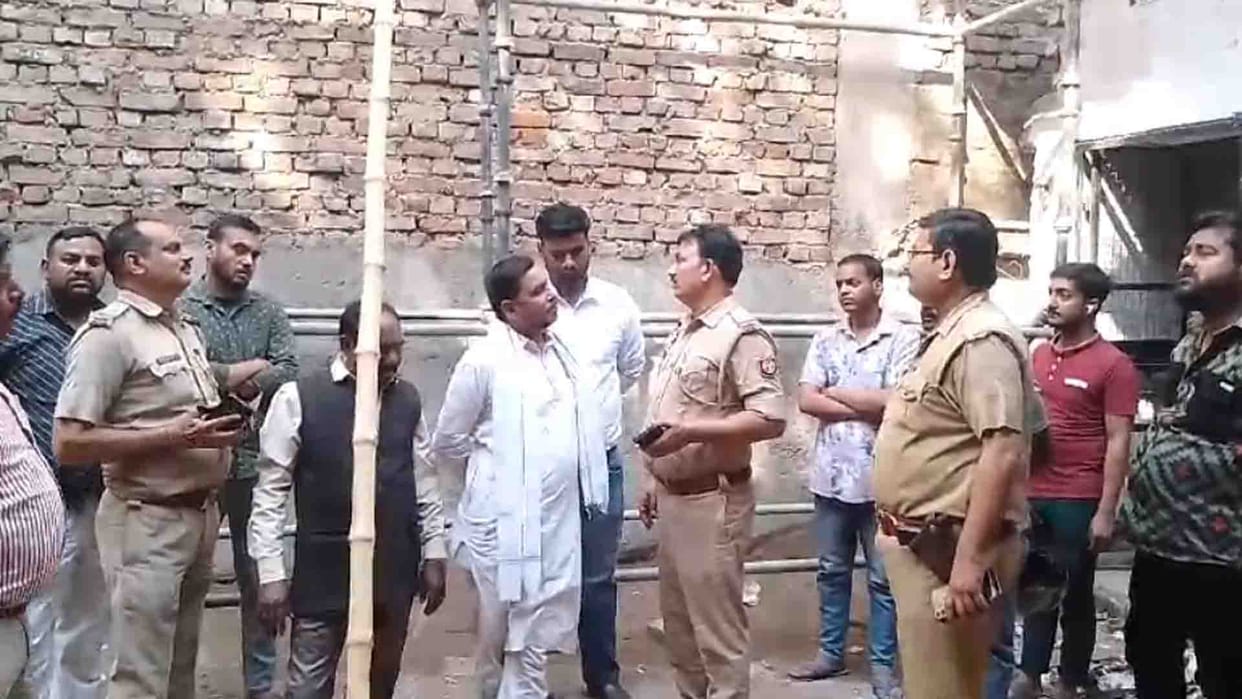 Kanpur: During the digging of basement, part of dilapidated house next door collapsed, six injured