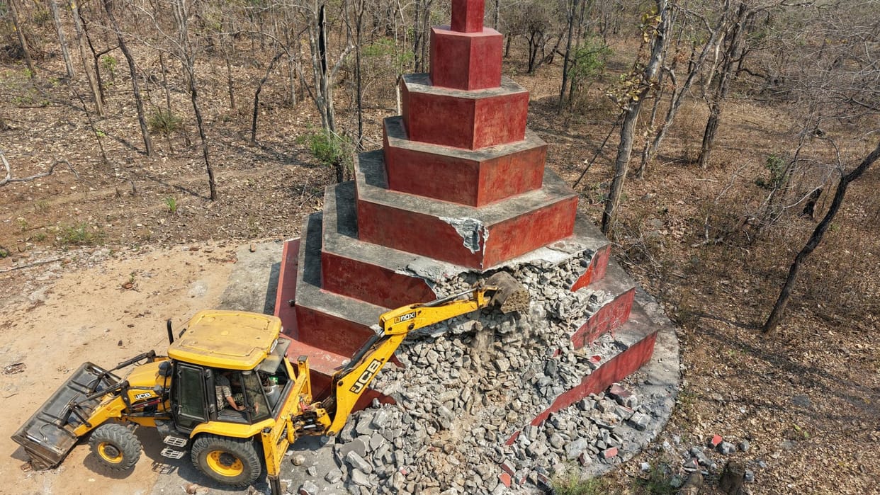 30 feet tall memorial of Naxals was demolished by soldiers In Bijapur