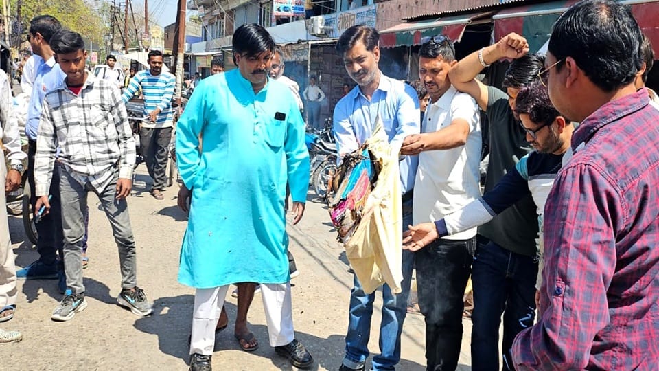 former students of PC Bagla College in Hathras burnt the effigy of the professor rajneesh