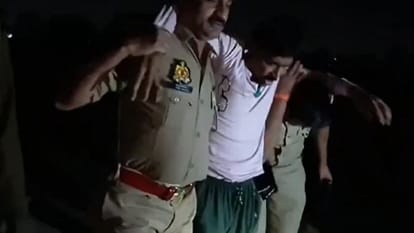 घायल बदमाश को लेकर जाते पुलिसकर्मी