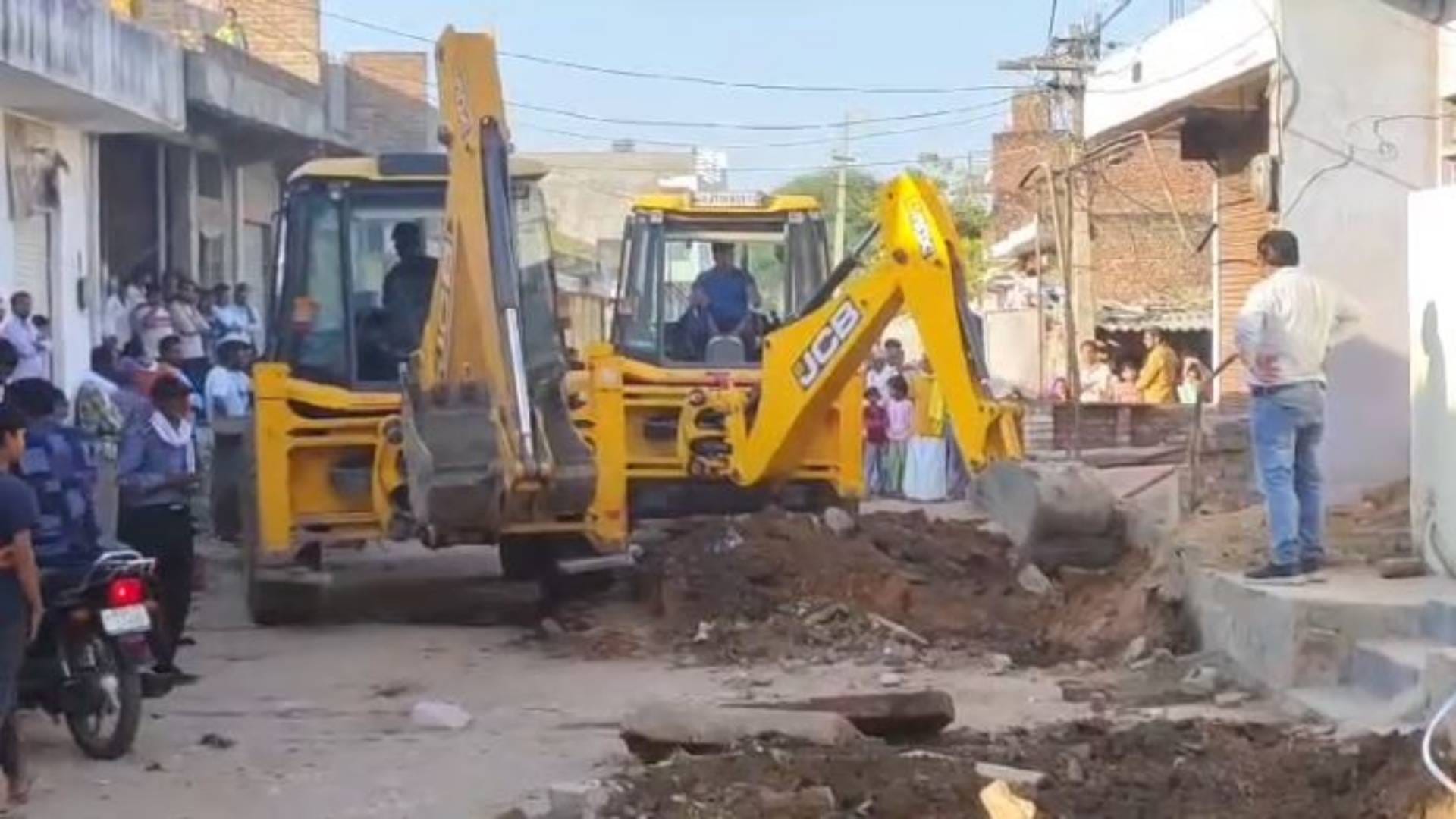 अतिक्रमण ढहाते हुए बुलडोजर