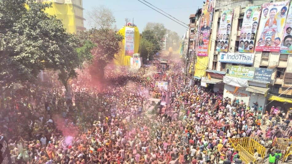 Indore Gair Festival 2025 Live Rangpanchami Indore Ki Holi Celebration Photos Videos News in Hindi