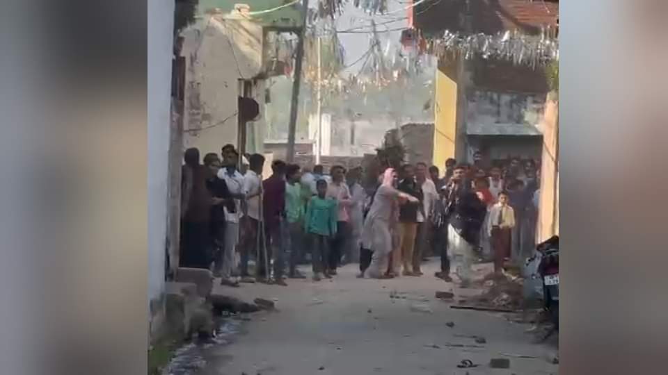 Roorkee News ruckus between Two groups during joking Thithola Heavy stone pelting many Injured