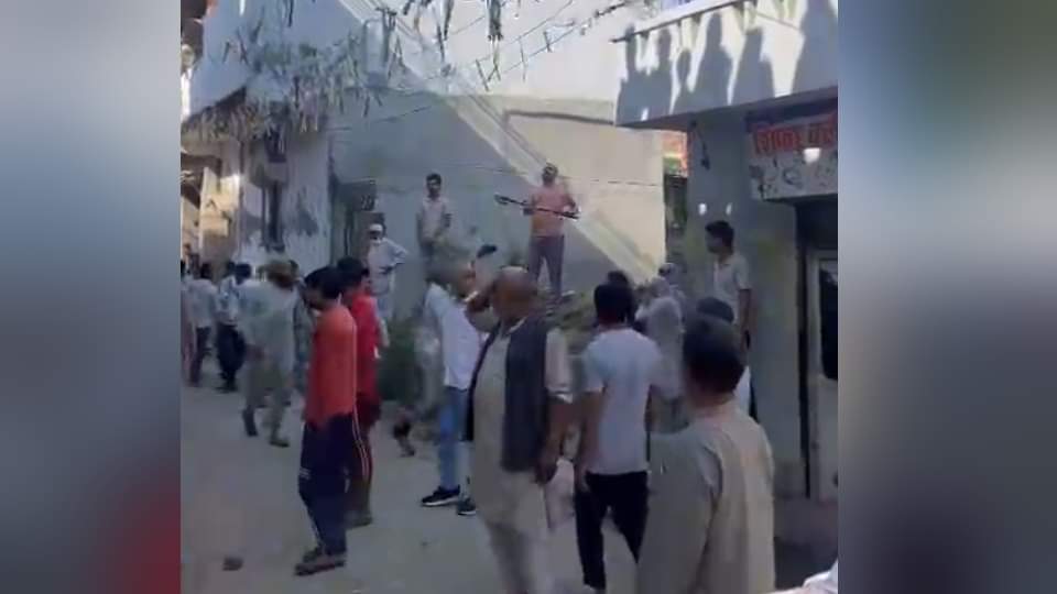 Roorkee News ruckus between Two groups during joking Thithola Heavy stone pelting many Injured