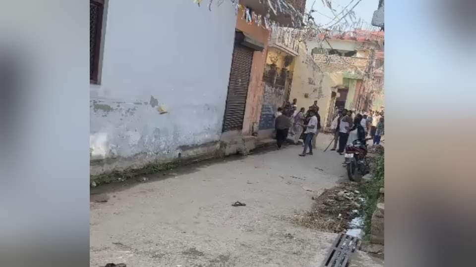 Roorkee News ruckus between Two groups during joking Thithola Heavy stone pelting many Injured