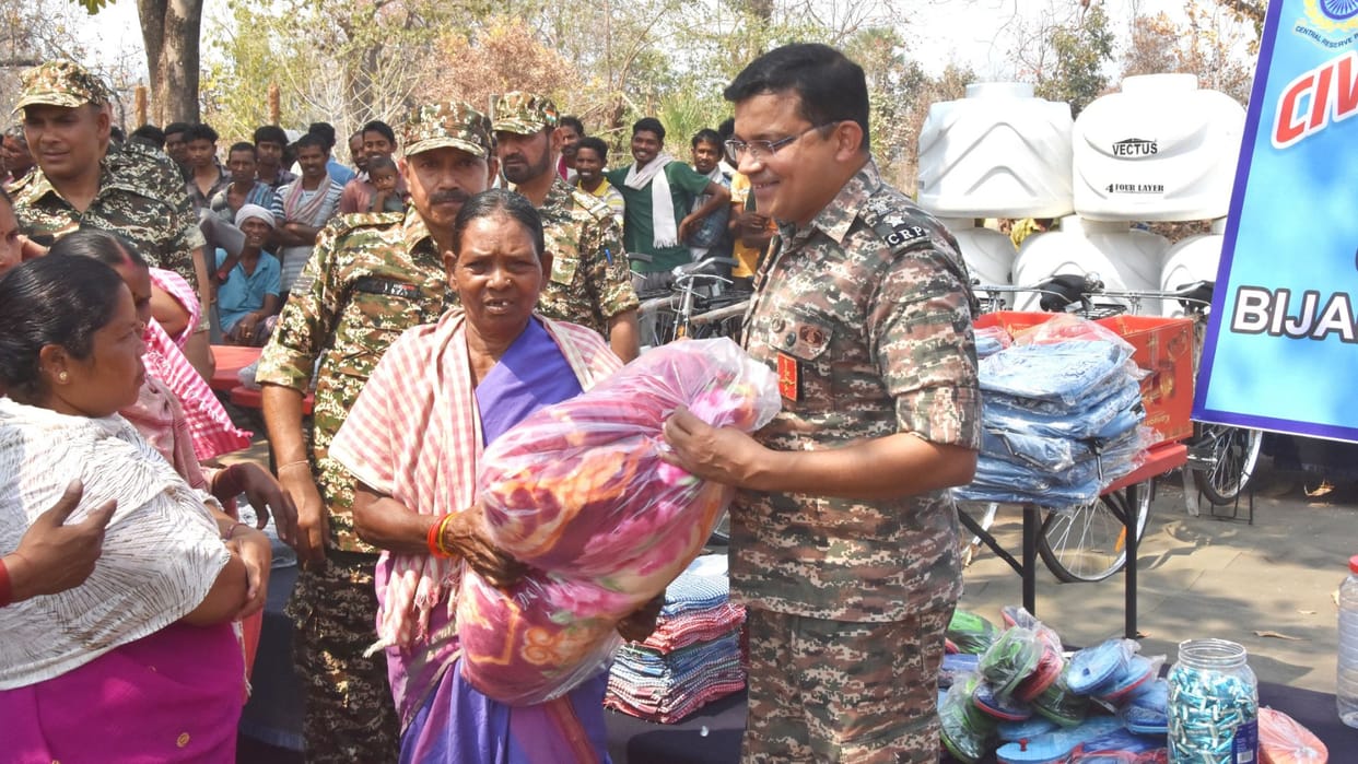 CRPF distributed material among the villagers in Minkapalli of Bijapur