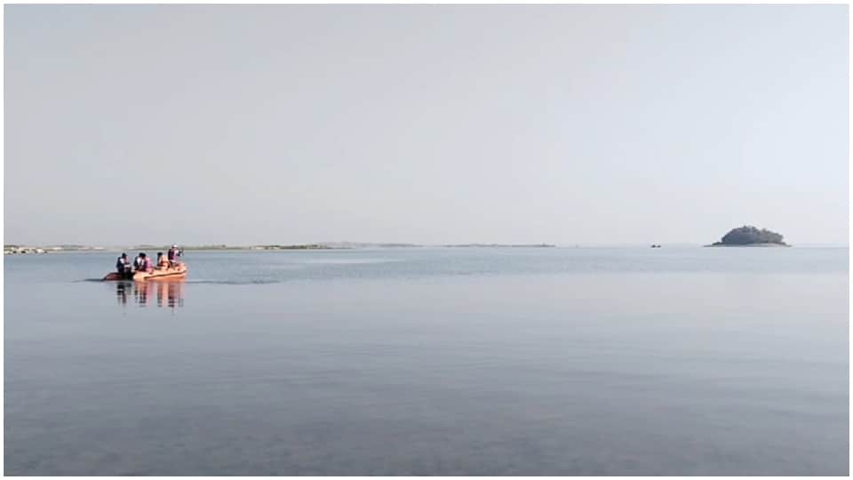 लापता लोगों की तलाश जारी।