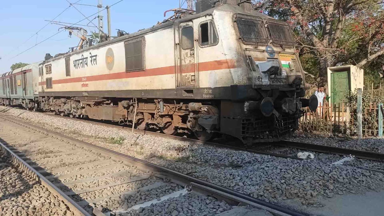Stone hurled at Shatabdi Express: Coach glass broken, incident occurred between Datia-Sonagir