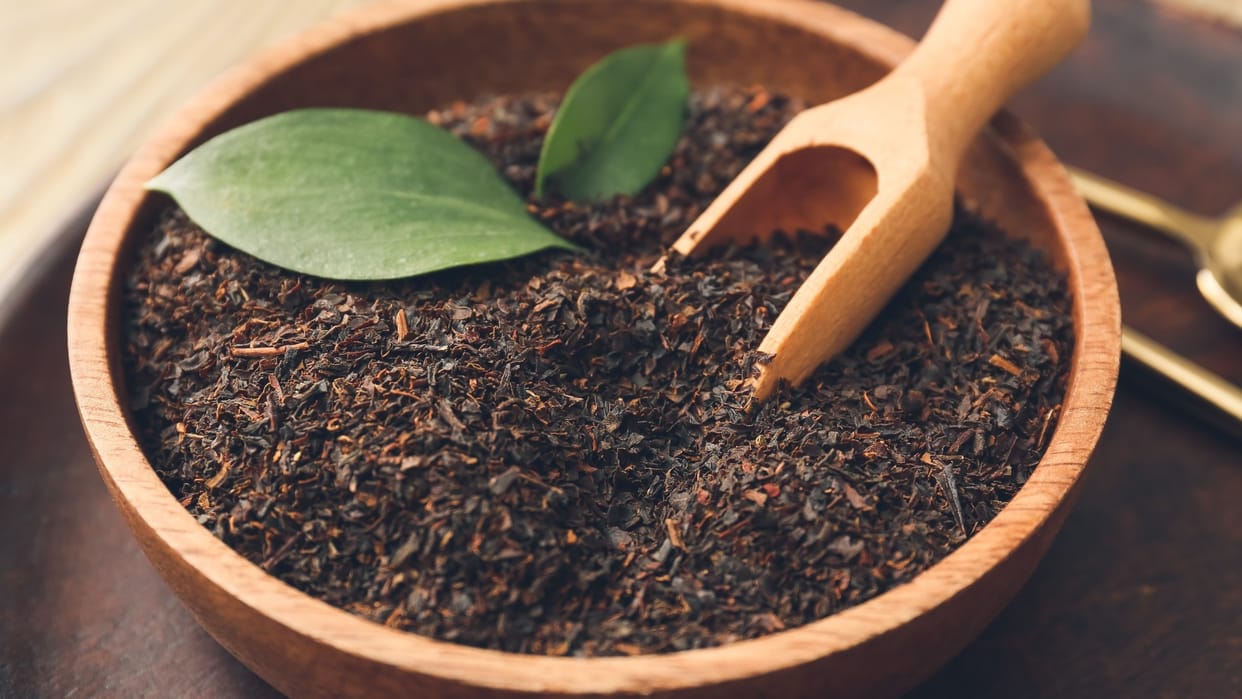 Natural Skin Glow Using Tea Leaves Easy Home Skincare Tips Hindi chai patti se face pack kaise banaen