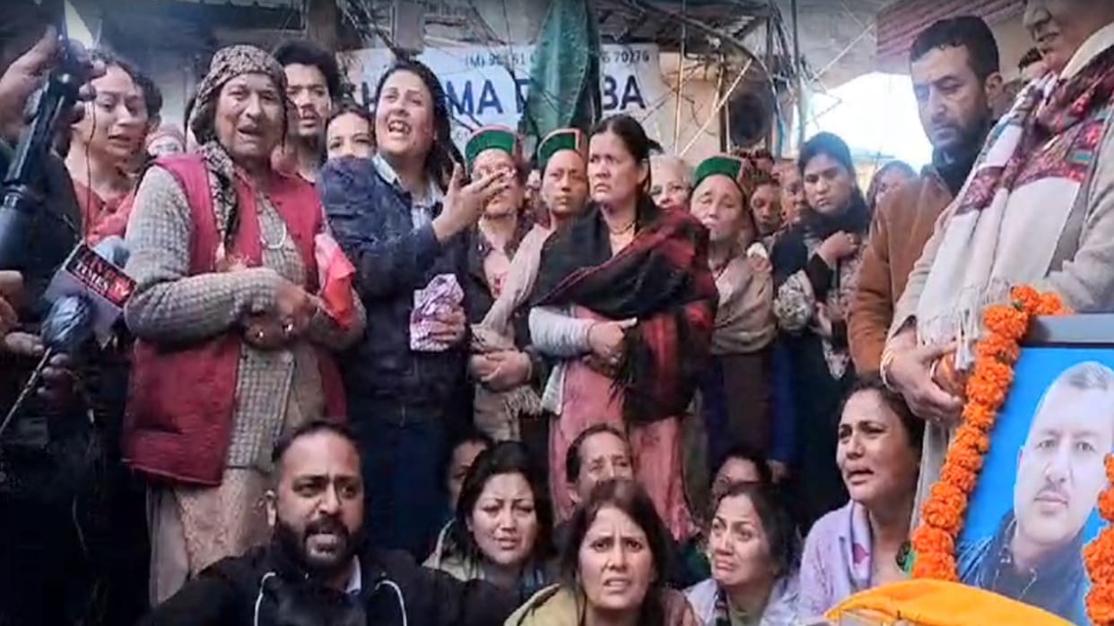 Vimal Negi death case: Family members sit on dharna at Power Corporation headquarters with the body, wife rais