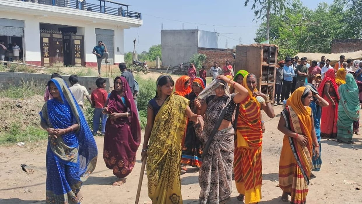 Women reached the country liquor shop with sticks and rods vandalized it