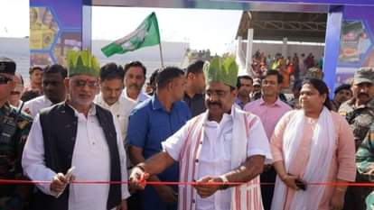 योजना का शुभारंभ करते मंत्री