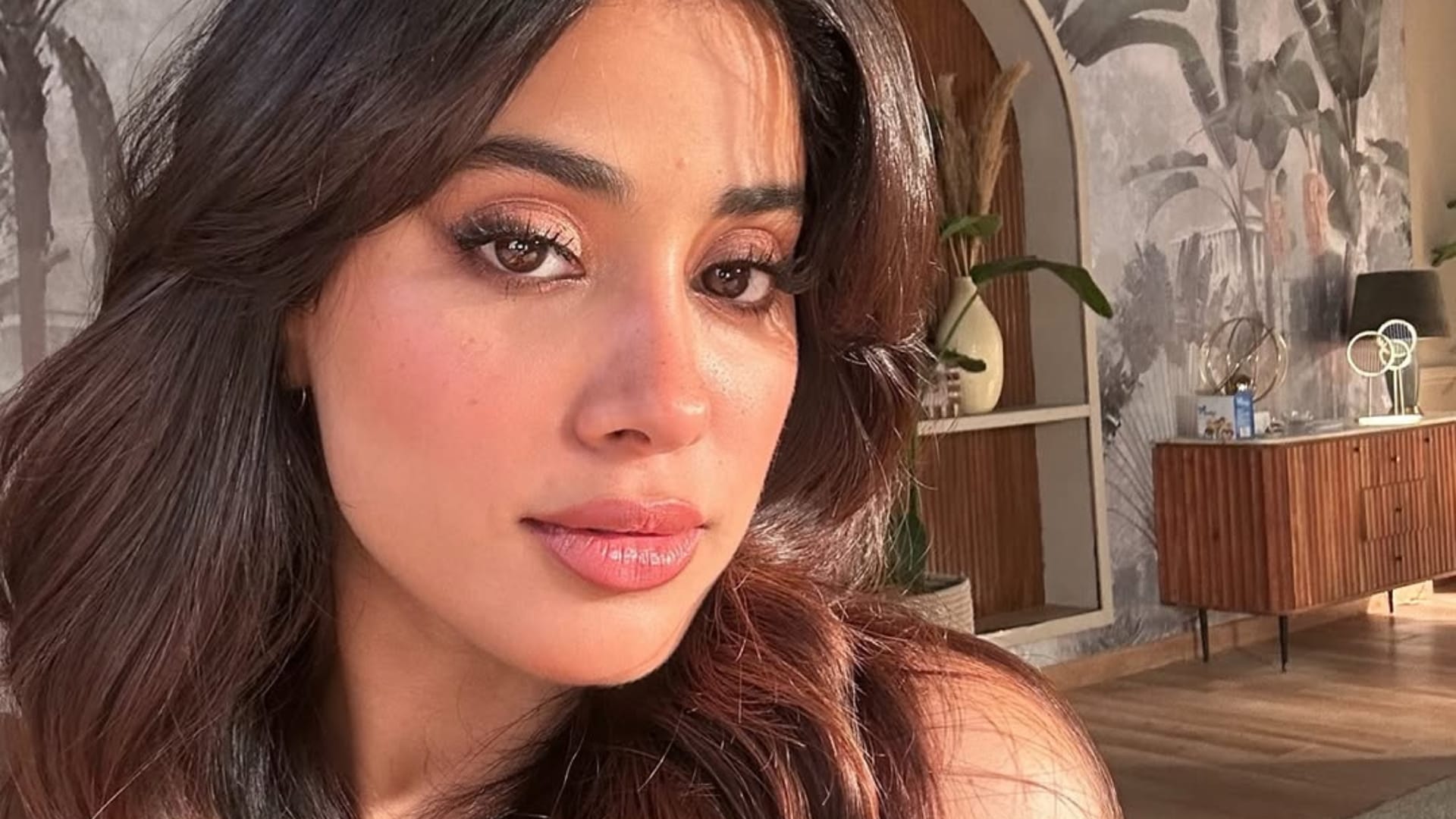 Janhvi Kapoor receives a Surprise special gift from Ram Charan wife Upasana on RC 16 set