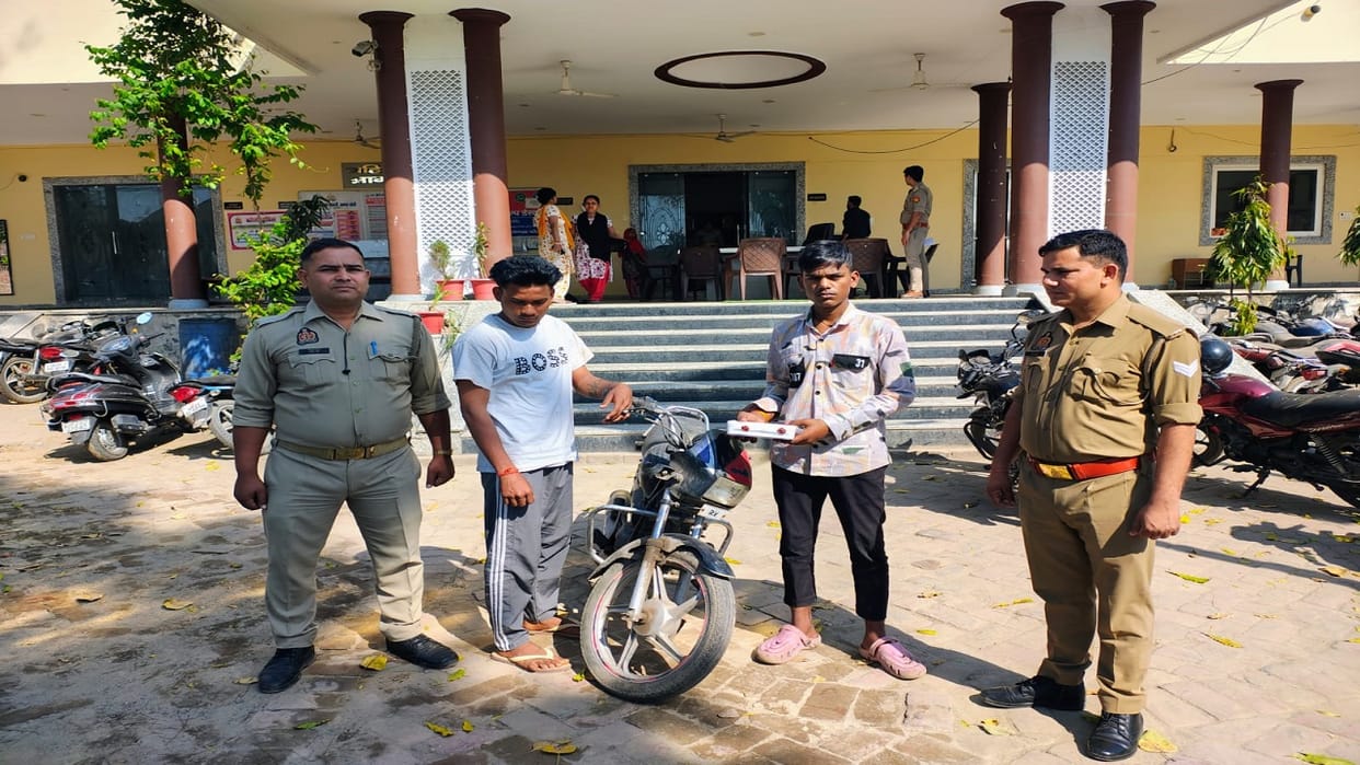 Police arrested two miscreants who looted mobile phones and sent them to jail