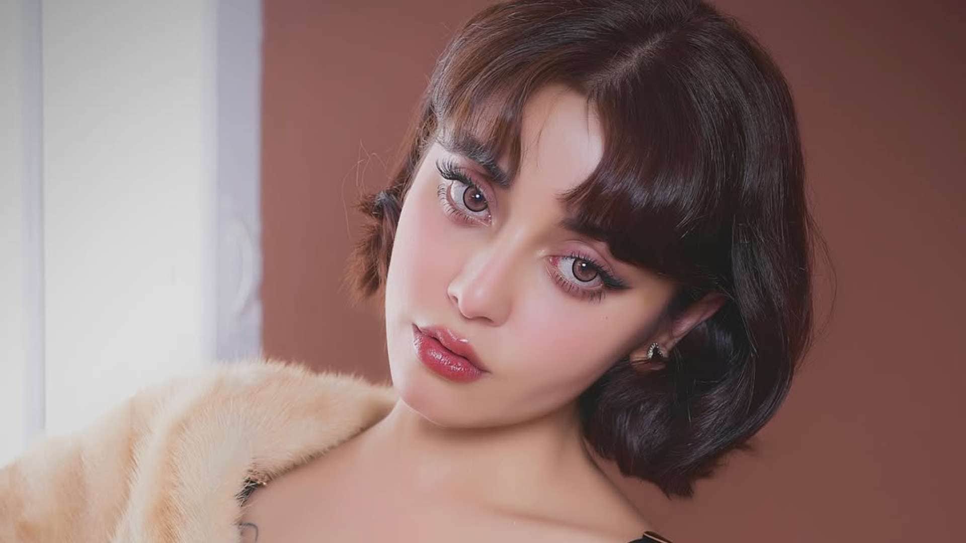Pakistani actress Hania Aamir saba qamar mehwish hayat Alizeh Shah mahira khan were in controversy