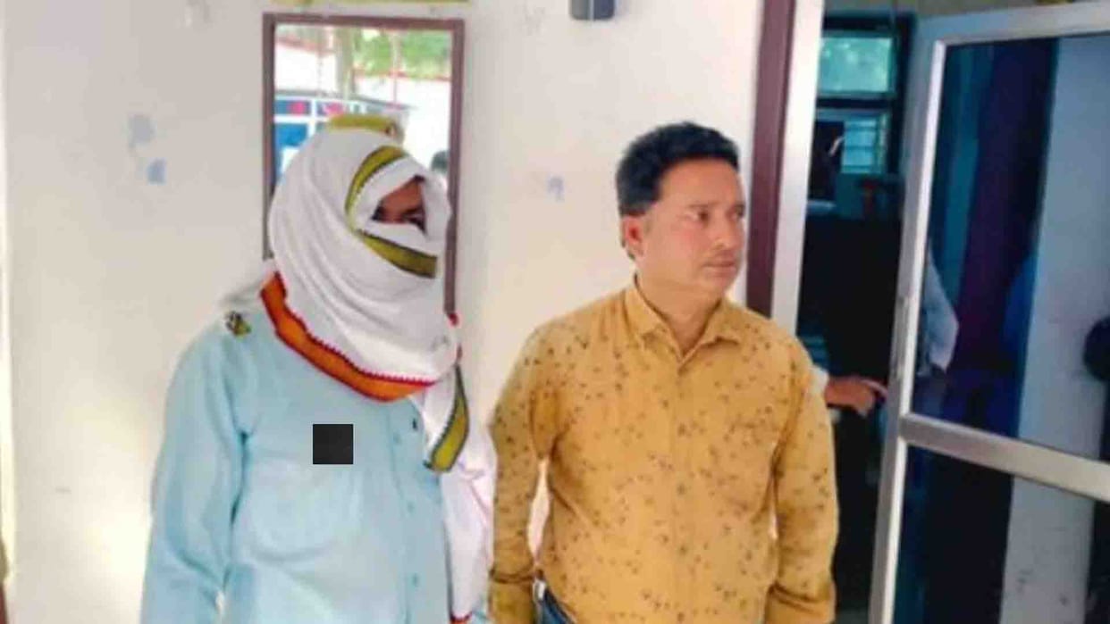 Banda: JE and lineman caught taking bribe of 16 thousand from farmer