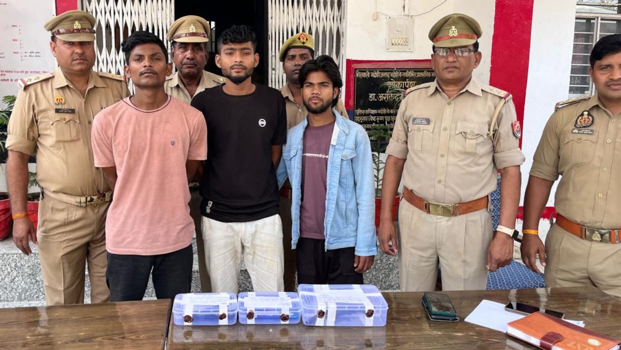 Firing on police in Bhadohi Three miscreants arrested two man absconding rob at gunpoint