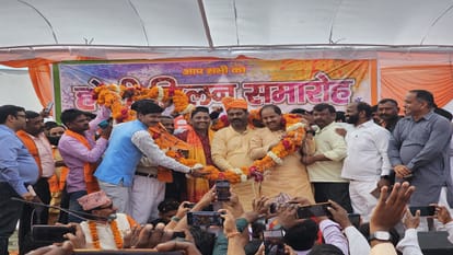 BJP leaders arrived at Holi Milan program riding on a horse in bareilly