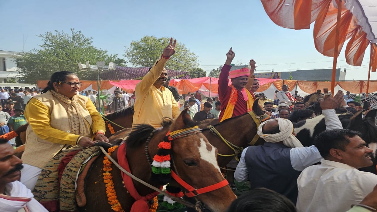 BJP leaders arrived at Holi Milan program riding on a horse in bareilly