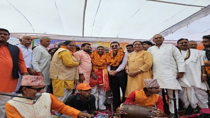 BJP leaders arrived at Holi Milan program riding on a horse in bareilly
