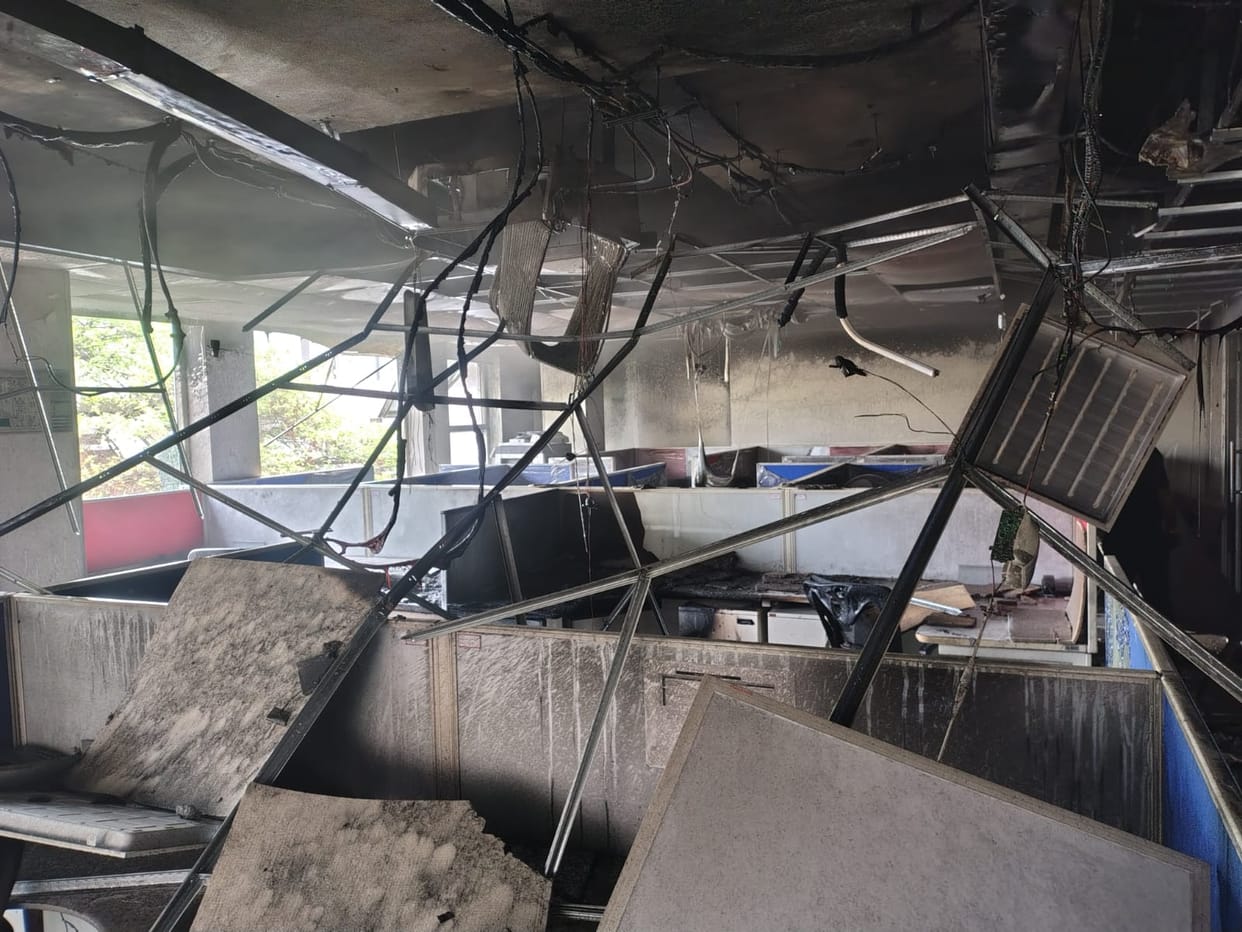 Fire broke out in Kotak Mahindra Bank branch in varanasi goods burnt two vehicles arrived