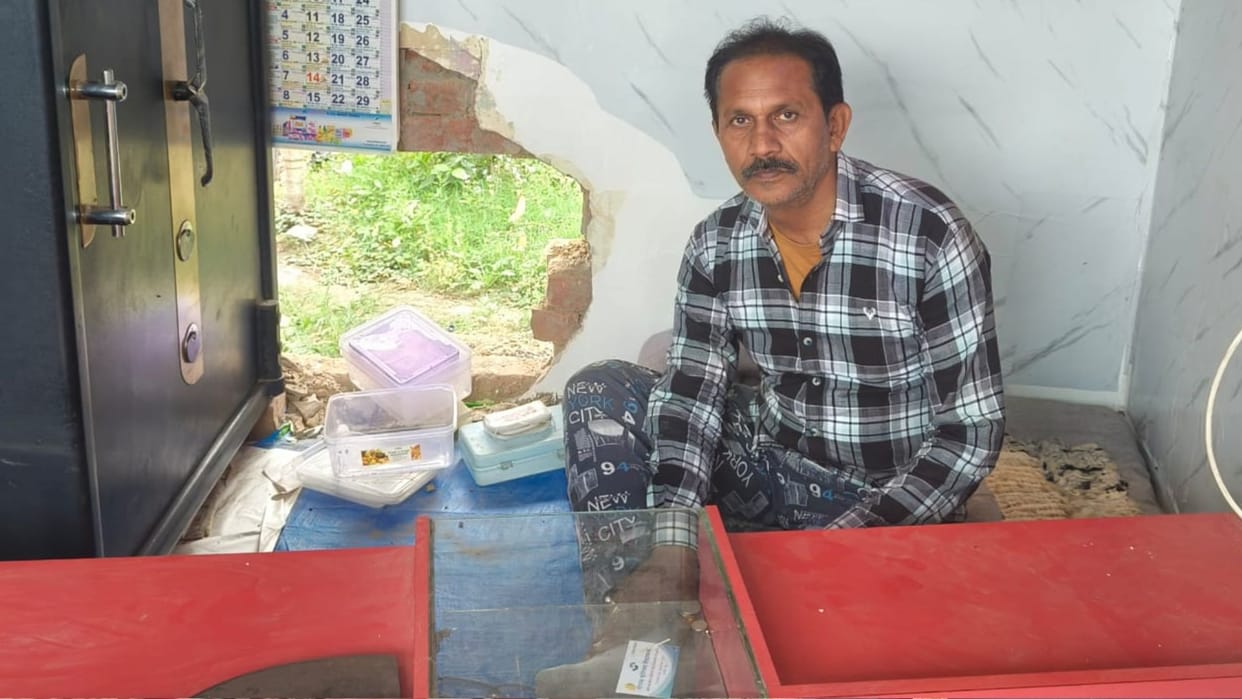 Thieves stole artificial jewelry from jewelry shop in mau