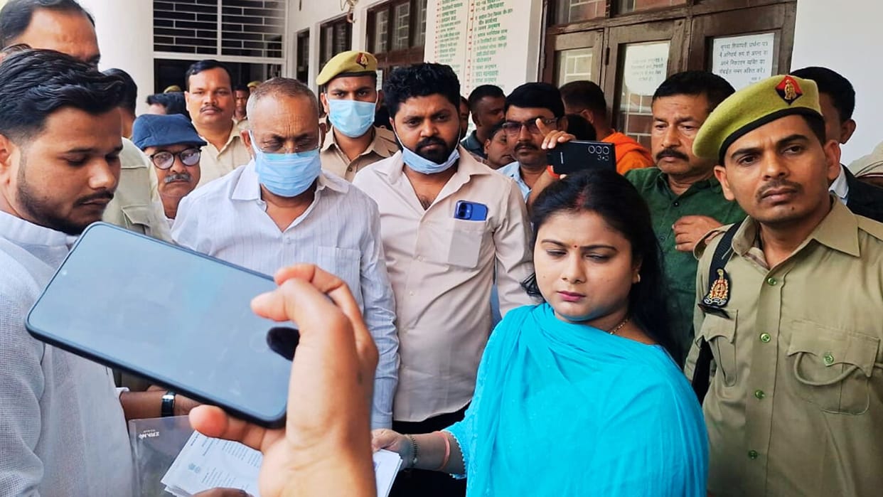 Politics heats up in Azamgarh new twist in no-confidence motion against block pramukh