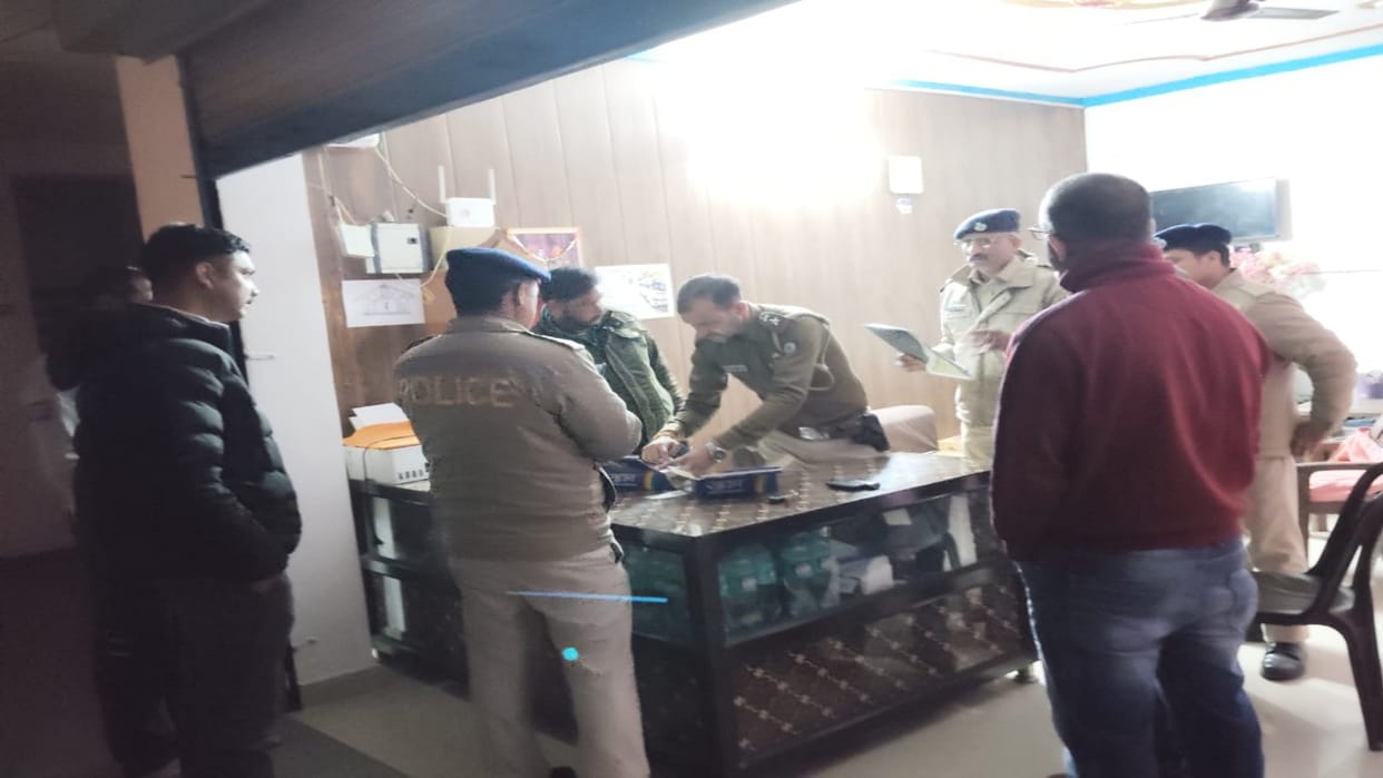 deh vyapar racket running in a hotel busted, three including the operator arrested