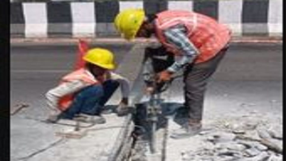 One and a half lane of this flyover of Delhi Highway is closed repair of expansion joint has started