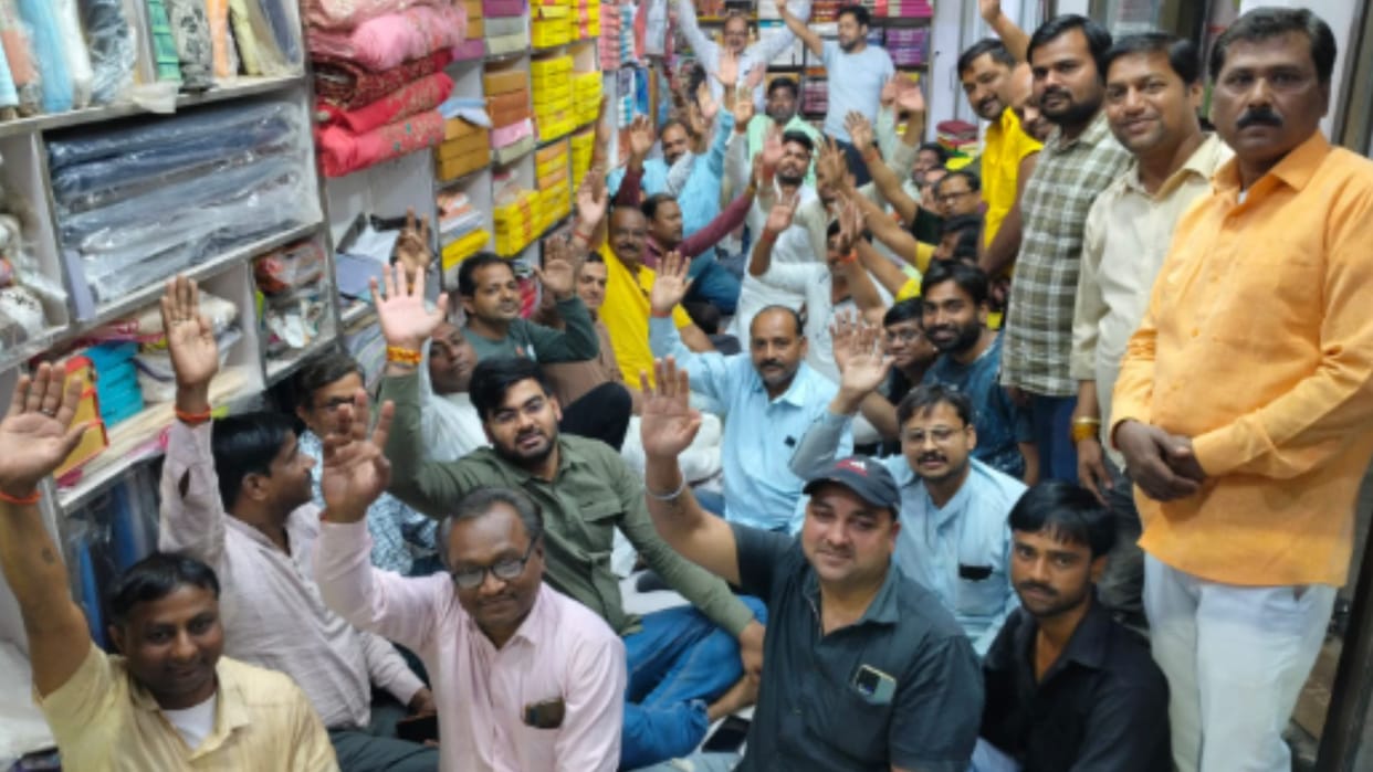 Angry traders held meeting due to no action taken against SI in jaunpur
