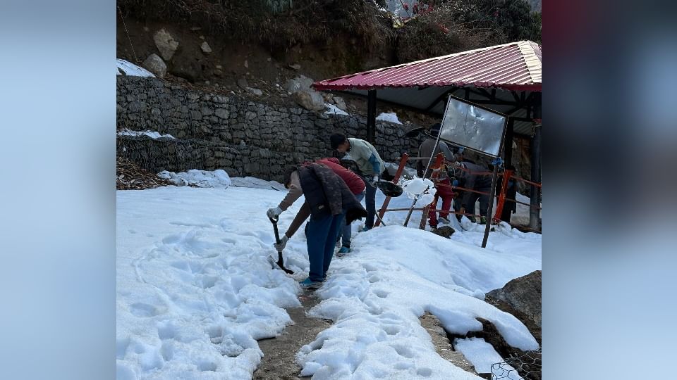Gaurikund-Kedarnath walking route 70 workers engaged in removing snow with shovel Photos