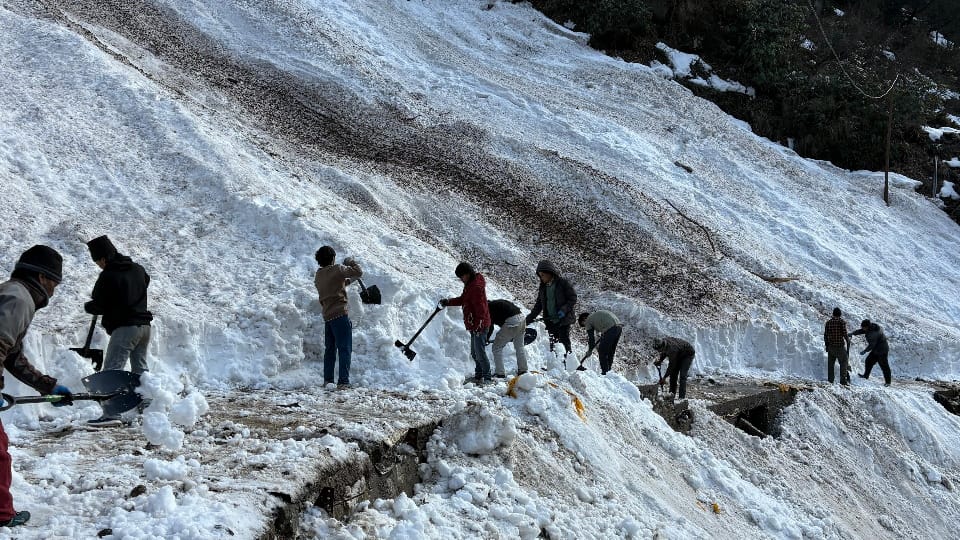Gaurikund-Kedarnath walking route Devotees reached to see Baba through the valley of snow