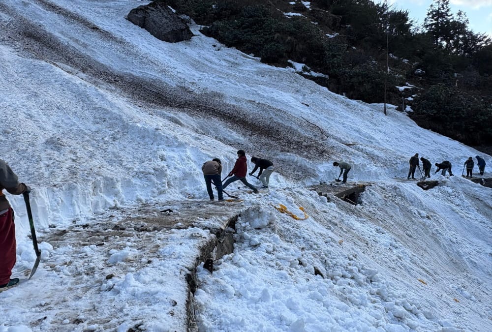 Kedarnath pedestrian route is open for movement to Dham route was closed due to arrival of an avalanche