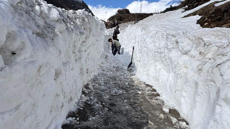 Gaurikund-Kedarnath walking route 70 workers engaged in removing snow with shovel Photos