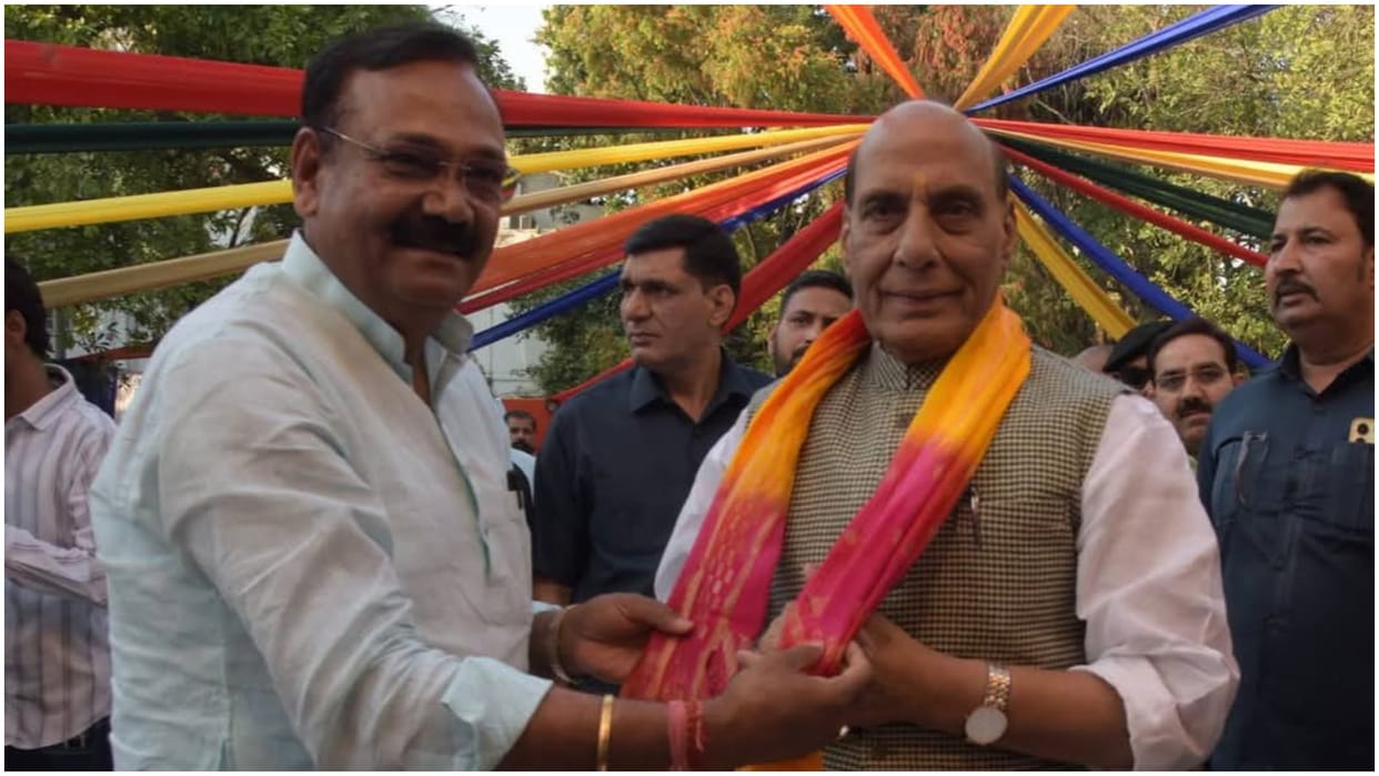 Defense Minister Rajnath Singh reached Holi Milan ceremony, farmers played Holi