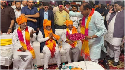 Defense Minister Rajnath Singh reached Holi Milan ceremony, farmers played Holi