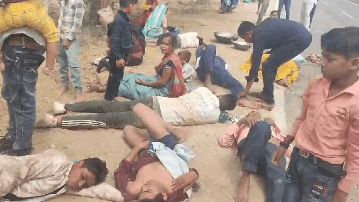 tractor trolley overturned and 30 people injured in jhansi