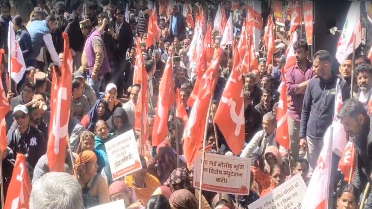 Himachal Kisan Sabha and Apple Producers Association marched to the Assembly