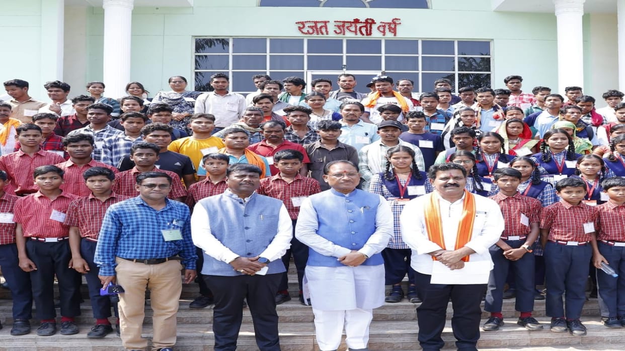 CG News: 120 children from Naxal area Abujhmad visited the assembly premises, interacted with CM Say