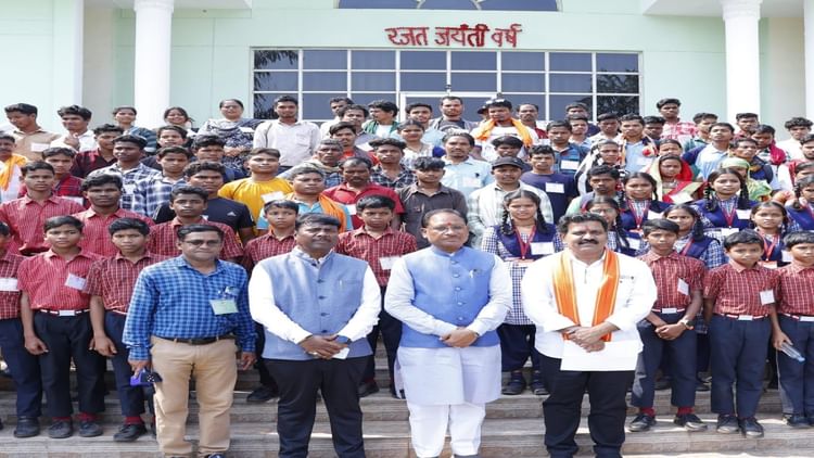 CG News: नक्सल इलाके अबूझमाड़ के 120 बच्चों ने विधानसभा परिसर का किया भ्रमण, सीएम साय से किया संवाद
