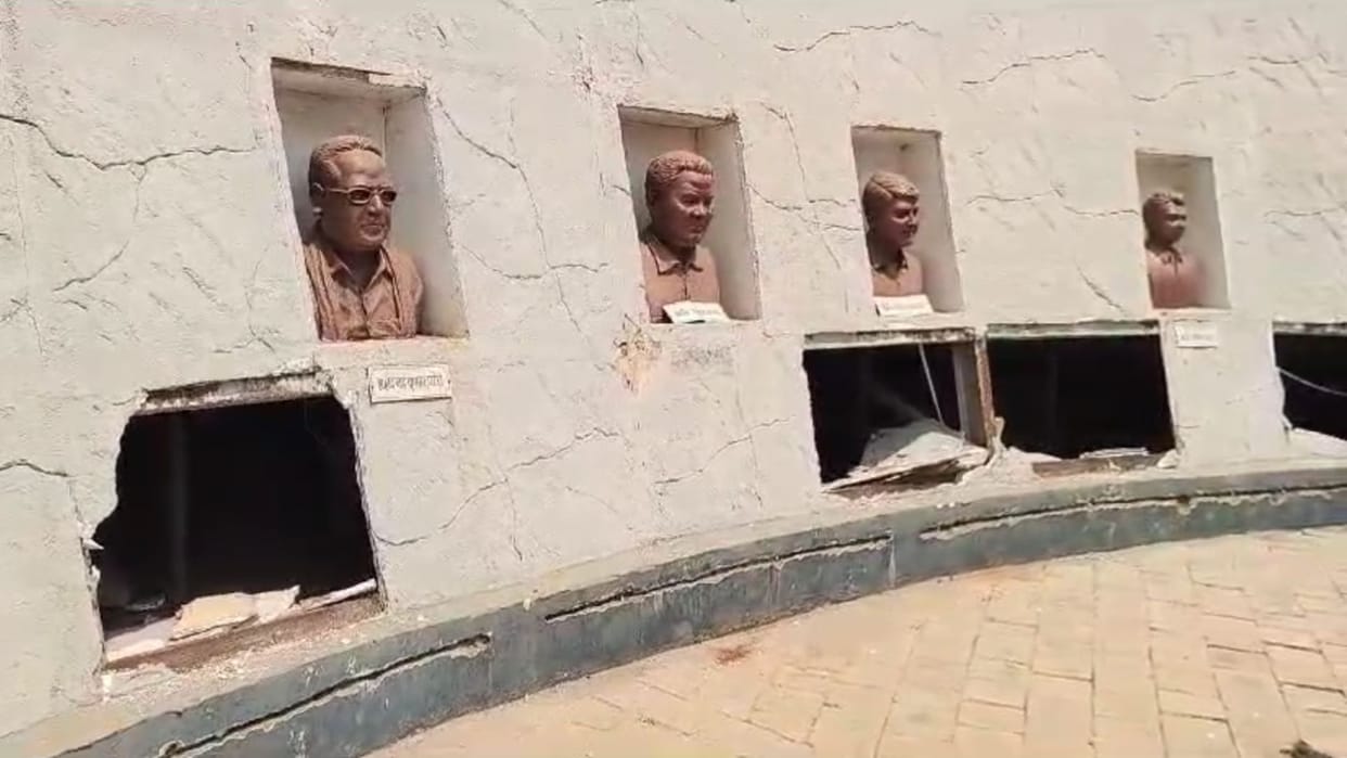 thieves broke Jheeram monument and stole lights and other items In Jagdalpur