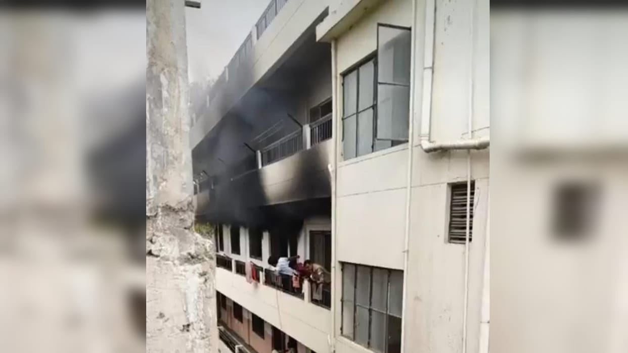 Massive fire breaks out in Kamla Nehru Hospital hostel, several fire engines on the spot
