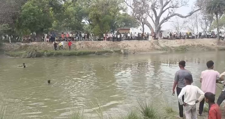 Woman jumped into the canal was three months pregnant husband had stopped bike on  bridge to throw a coin