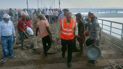 Mega block for repairs 74 trains cancelled 150 affected only 12 additional buses available passengers troubled