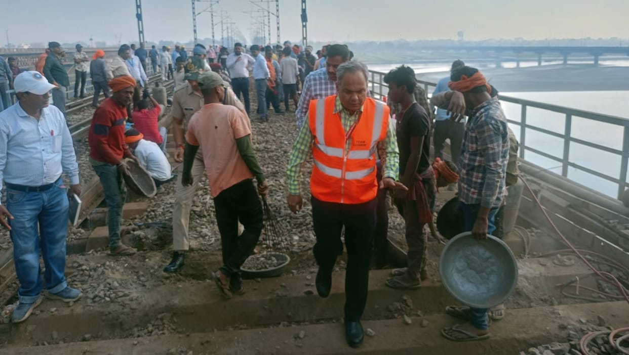 Mega block taken from Kanpur work of changing channel sleepers started on up railway line path